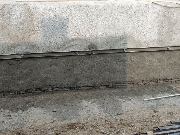 在护坡基础上斜拉20m锚杆，并以槽钢进行横向固定，形成整体系统同时进行下部开挖以及锚固